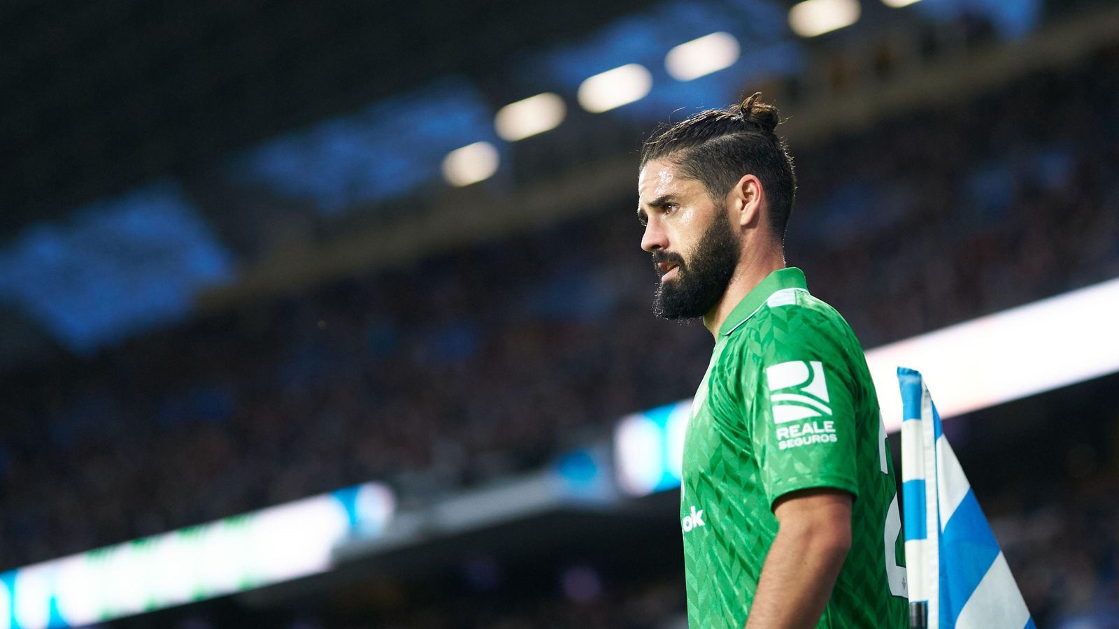 Isco se dispone a sacar un saque de esquina en el Reale Arena.