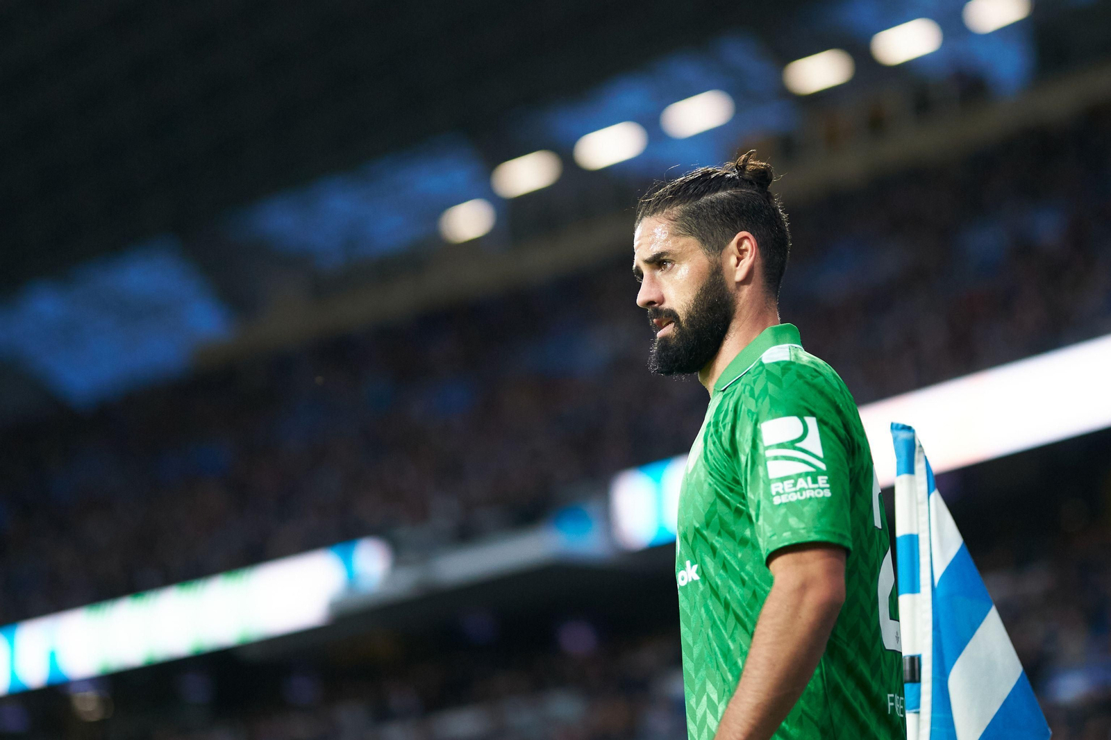 Isco se dispone a sacar un saque de esquina en el Reale Arena.