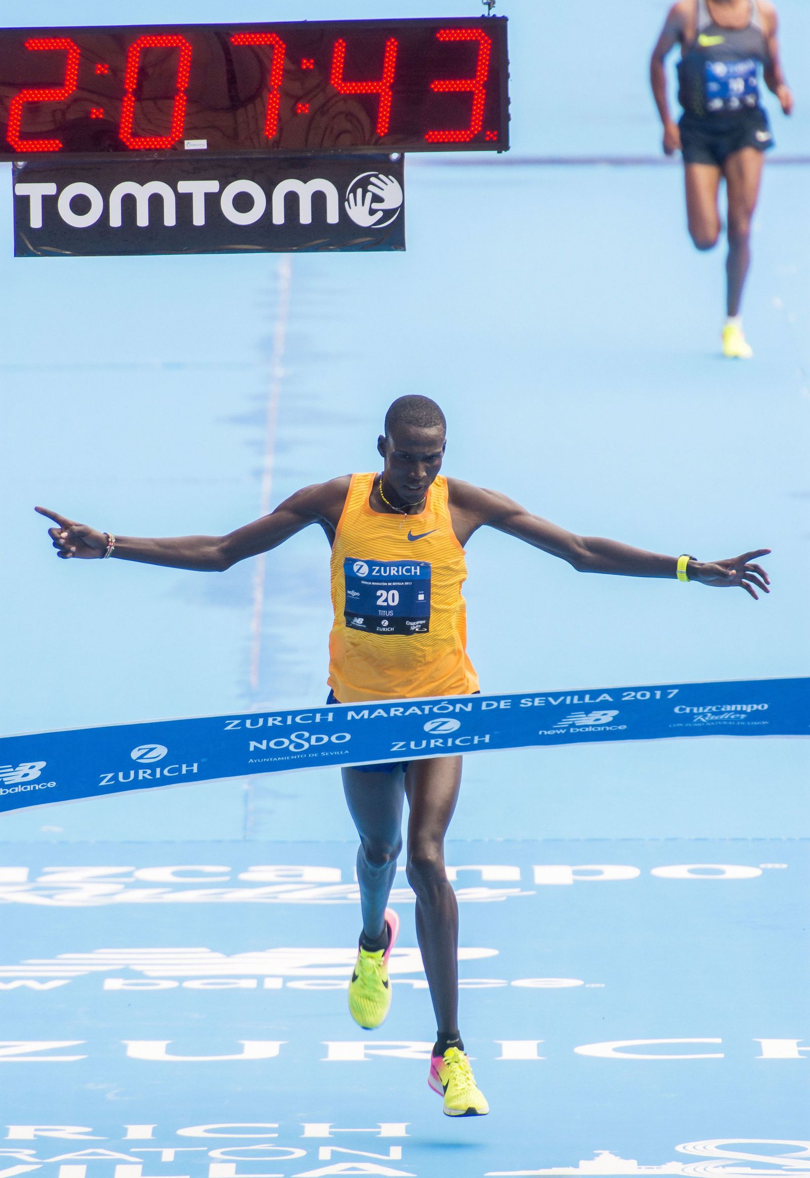Las imágenes del Zurich Maratón de Sevilla.