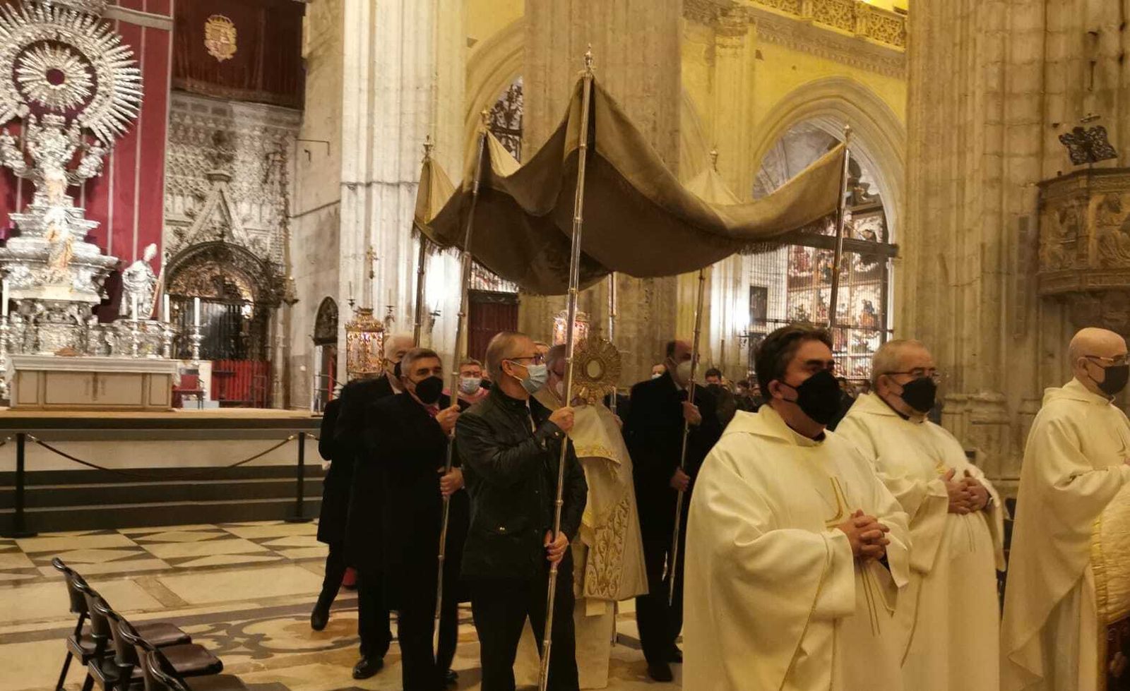 La procesión claustral que recorrió las naves de la Catedral.