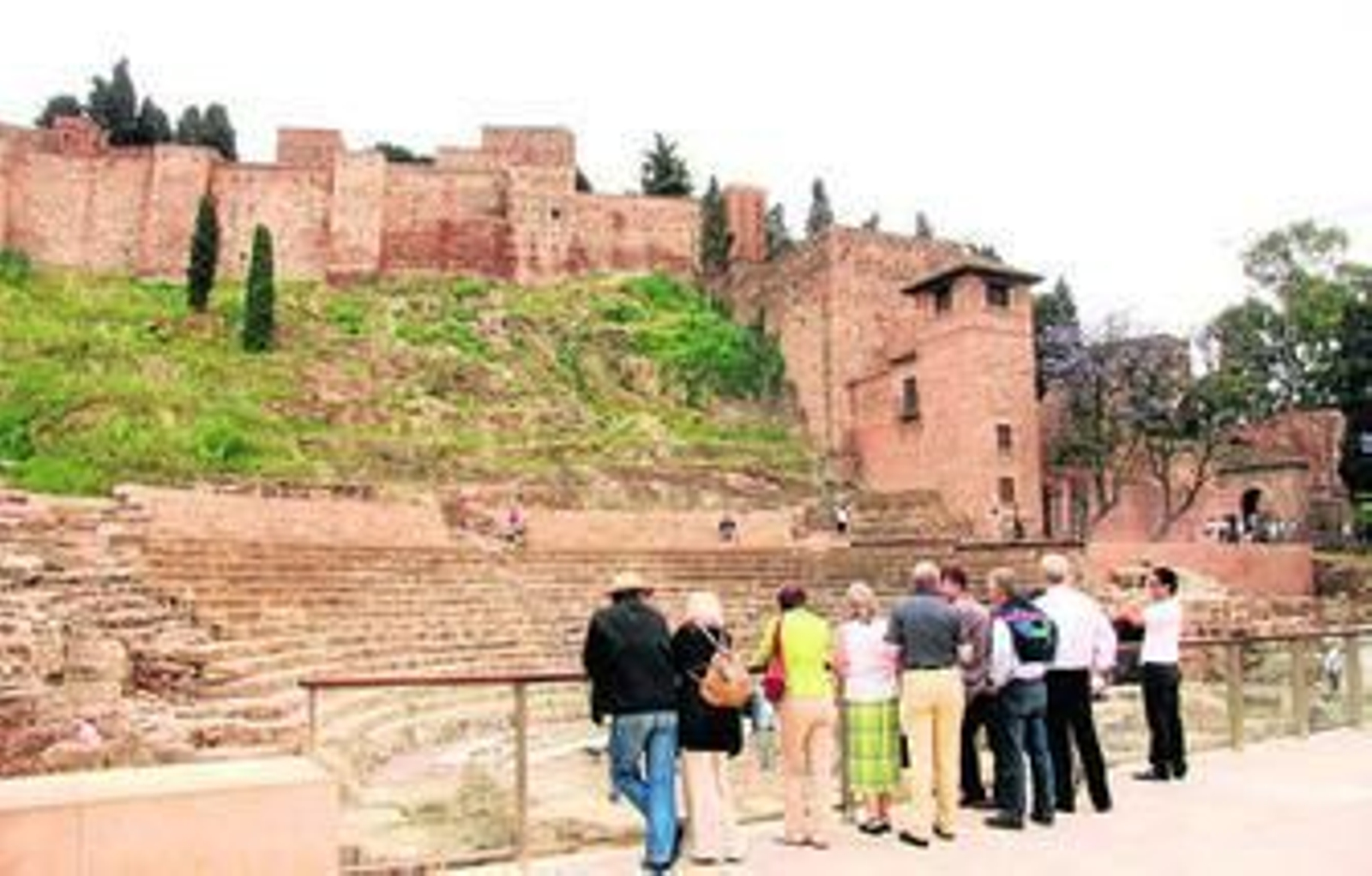 Turistas ante el Teatro Romano de Málaga