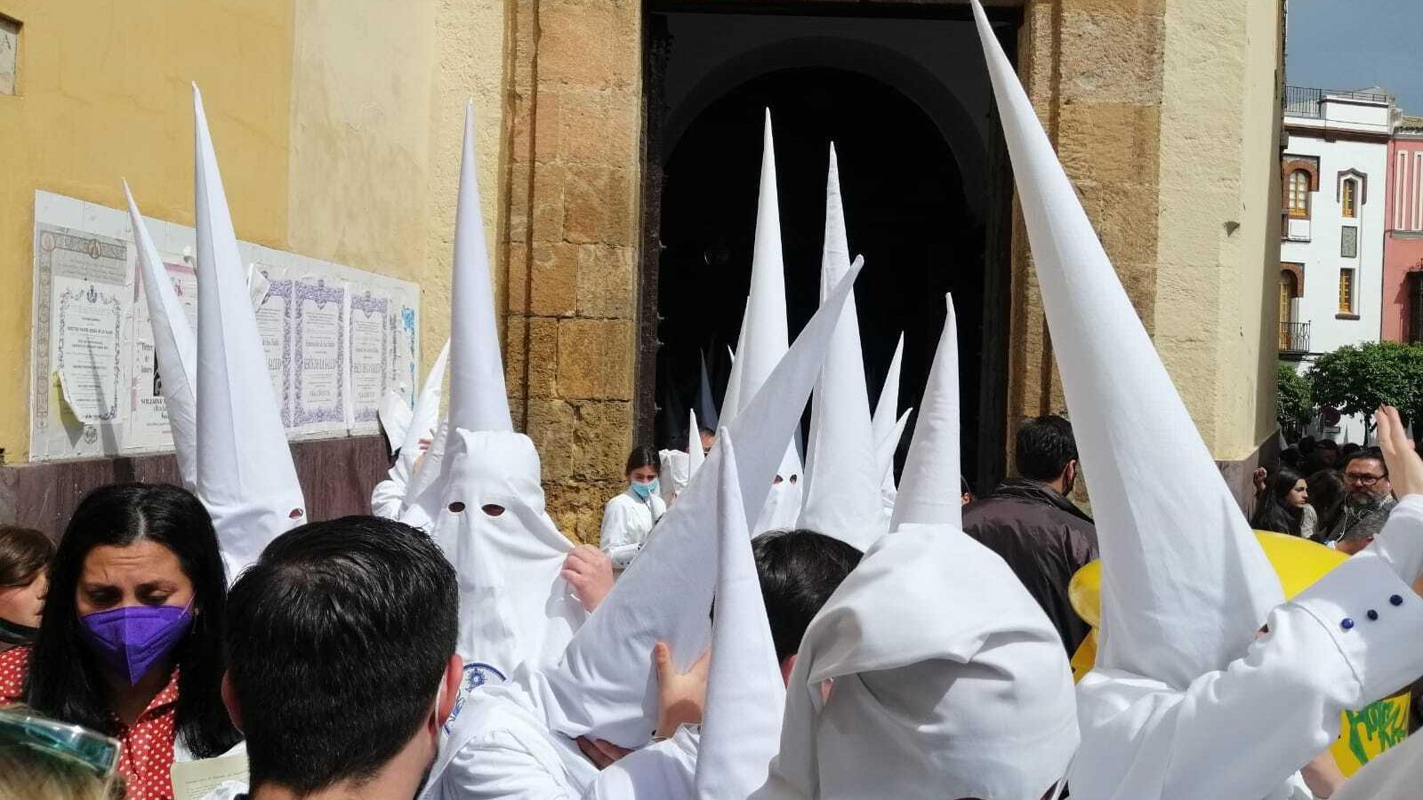 Nazarenos de La Candelaria abandonando su templo