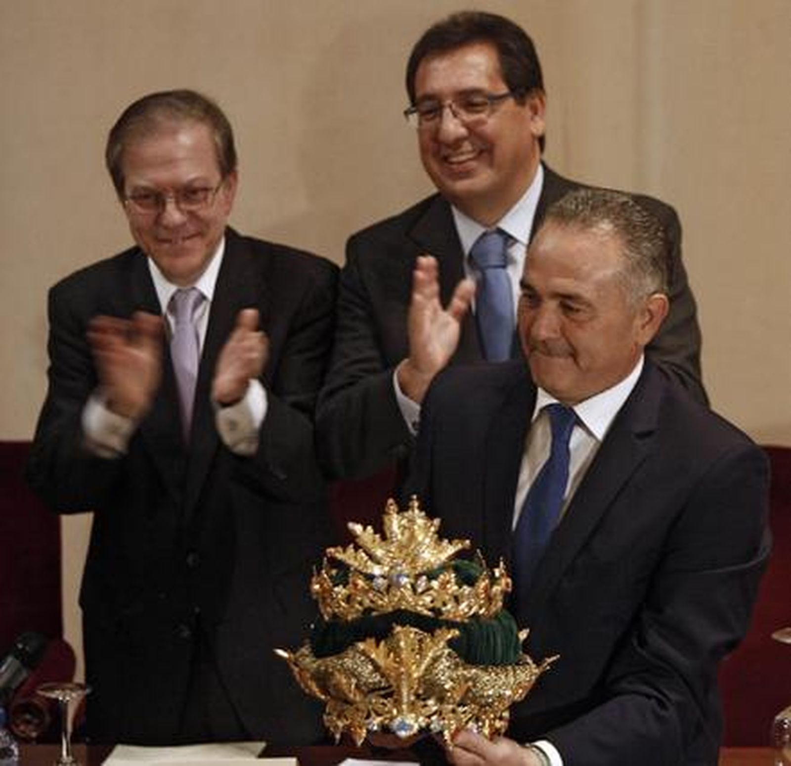 Rafael Gordillo muestra su corona de Rey Baltasar.

Foto: B. Vargas