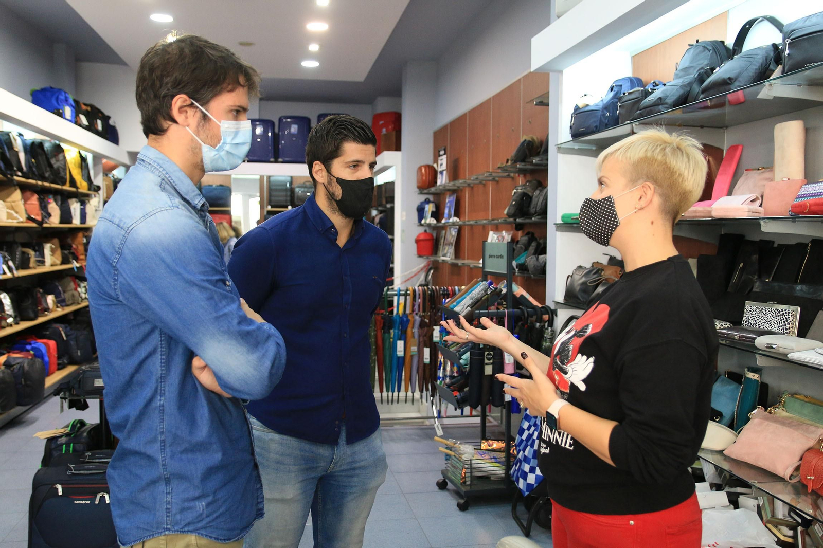 Miembros del equipo de Conectando Almería visitan la tienda Bolsos Carlos, que se ha adherido a la plataforma de venta online del comercio local