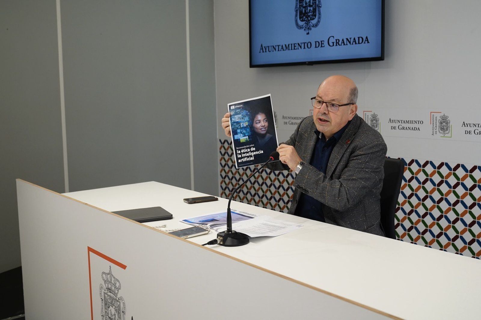 El concejal del PSOE Francisco Herrera en rueda de prensa