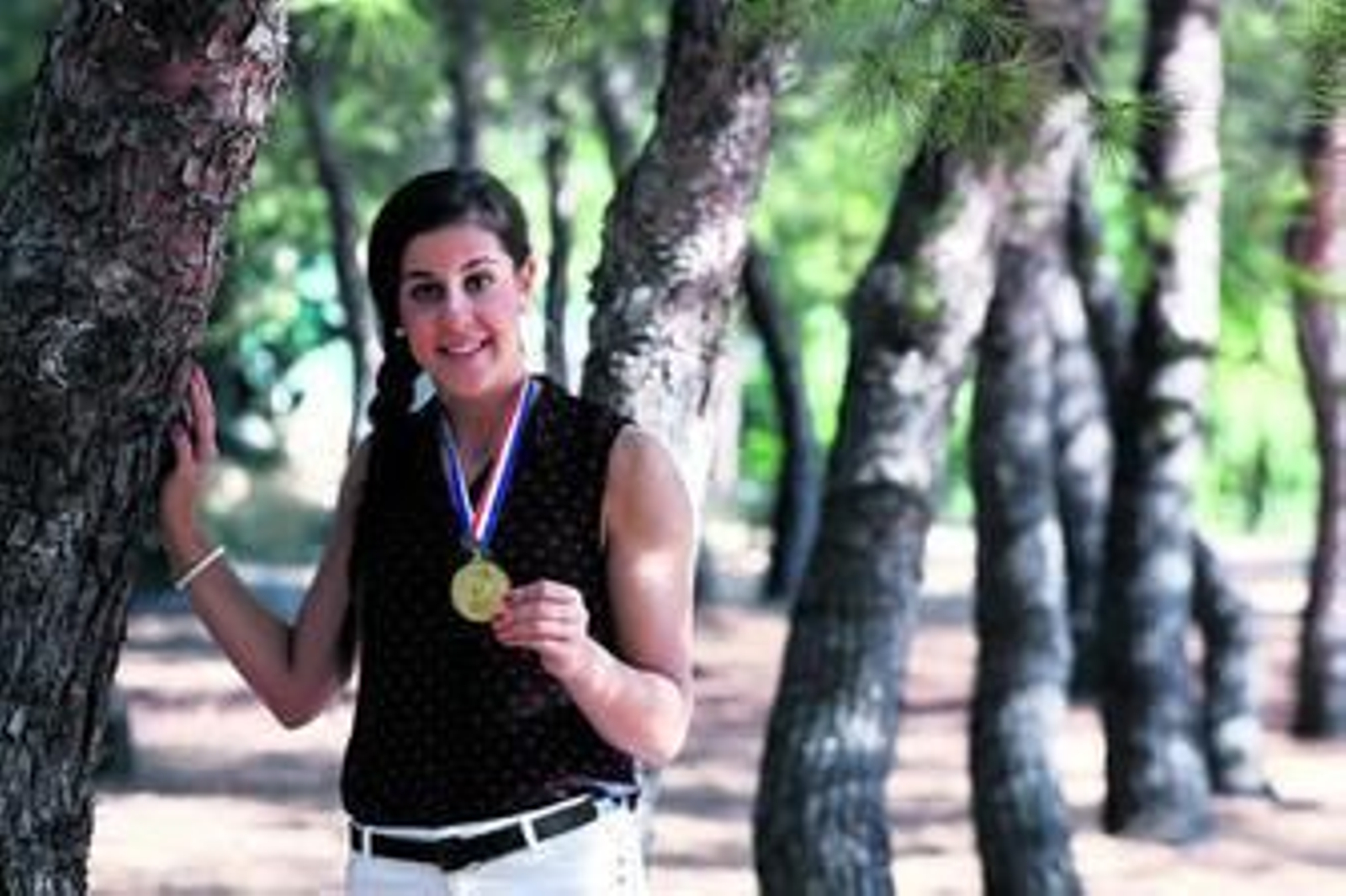 Carolina Marín posa sonriente con la medalla de oro que conquistó en el Campeonato del Mundo disputado en Copenhague (Dinamarca), ayer cerca de su domicilio.