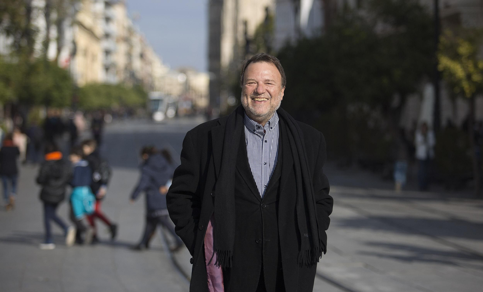 Alfredo Sánchez Monteseirín. ex alcalde de Sevilla, pasea por la Avenida de la Constitución.