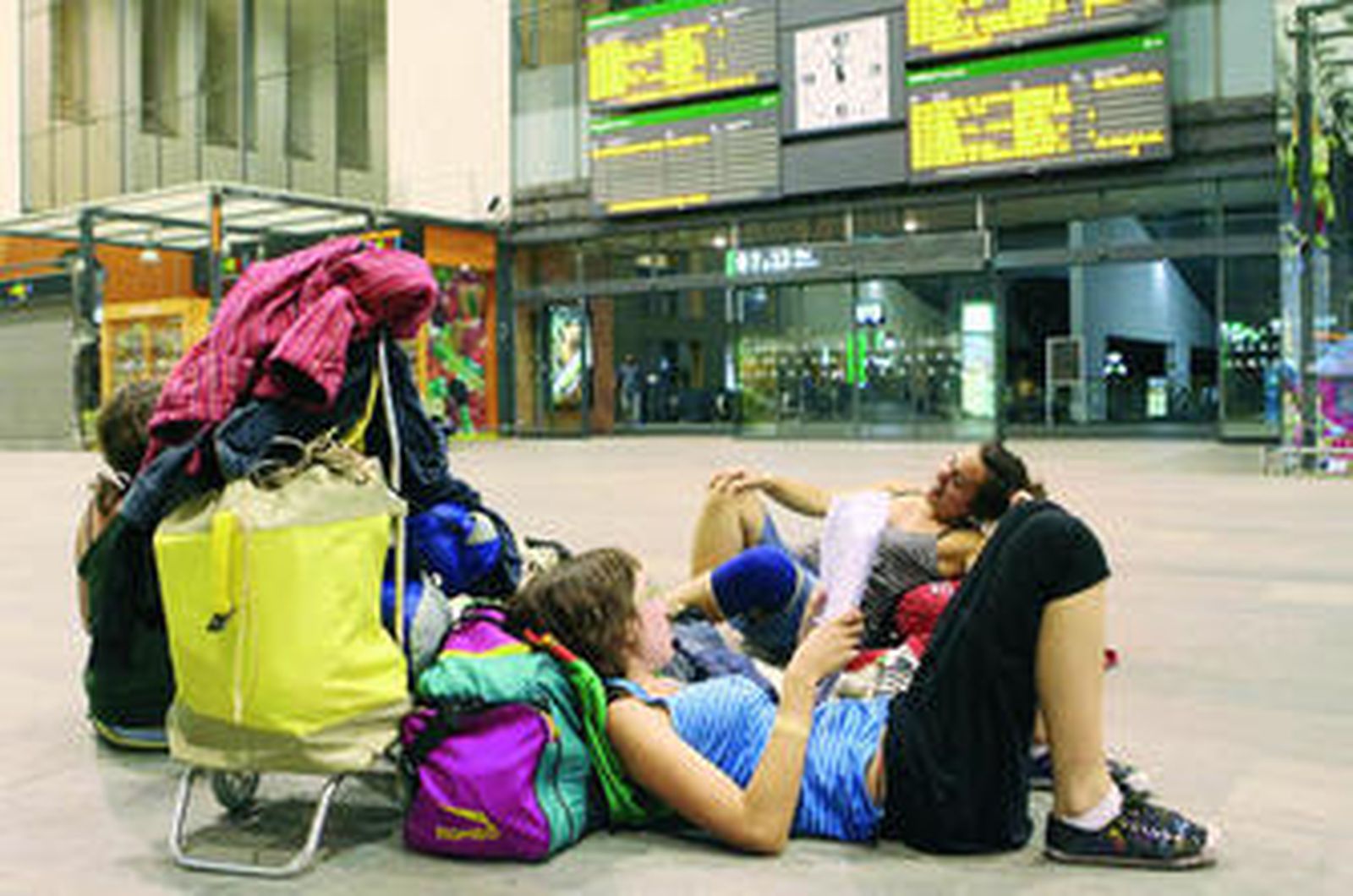 Dos usuarias esperan con sus equipajes anoche en el vestíbulo principal de la estación.