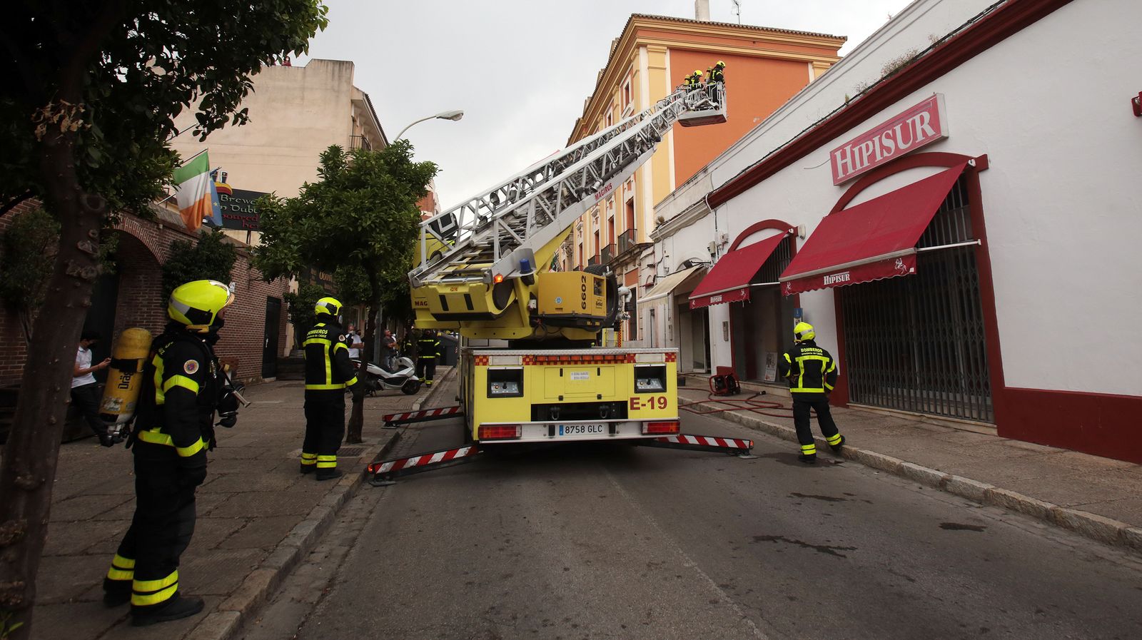 Alarma por el incendio en una ferretería en la calle Nuño de Cañas de Jerez