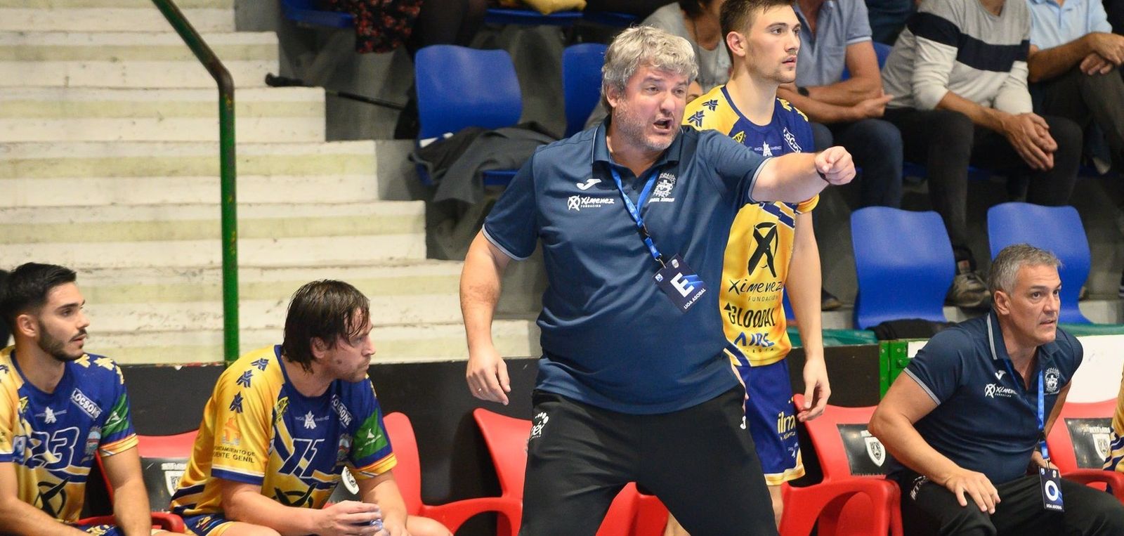Paco Bustos da órdenes durante el partido ante el Anaitasuna.