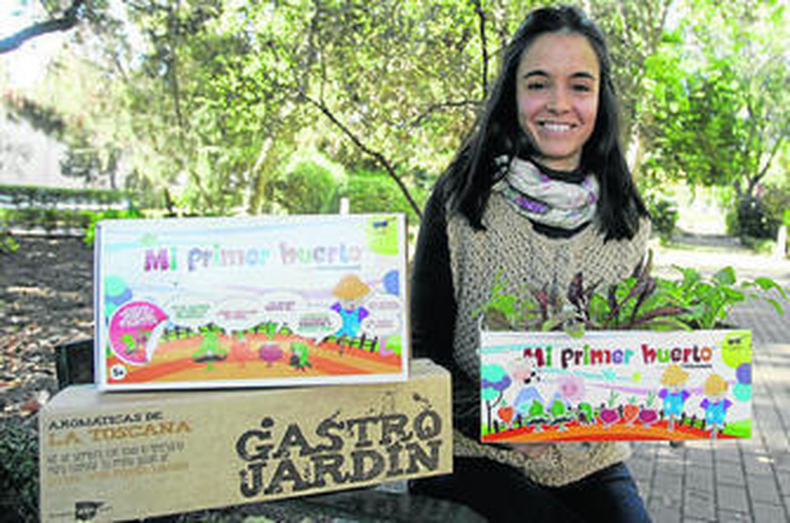 La fundadora de la empresa cordobesa Gastrojardín, Lola Burón, muestra sus dos gamas de productos.