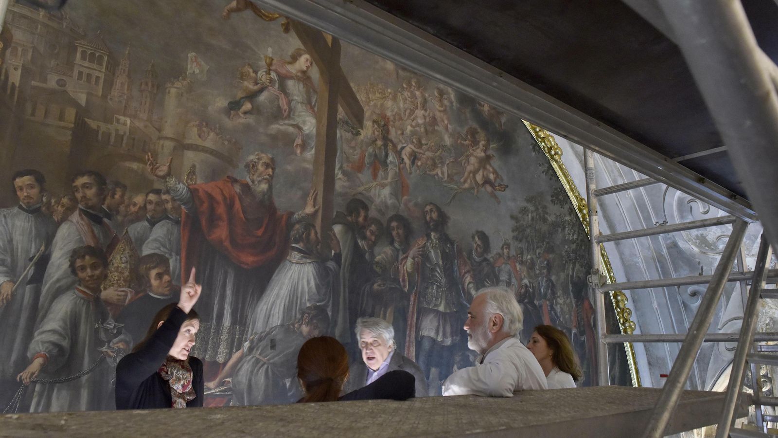 Marisa Caballero-Infante conversa con los restauradores y Valdivieso.