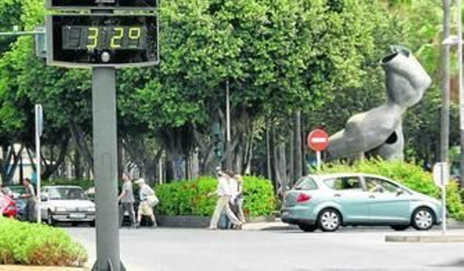 Uno de los termómetros durante la mañana de ayer en la Rambla de Almería.