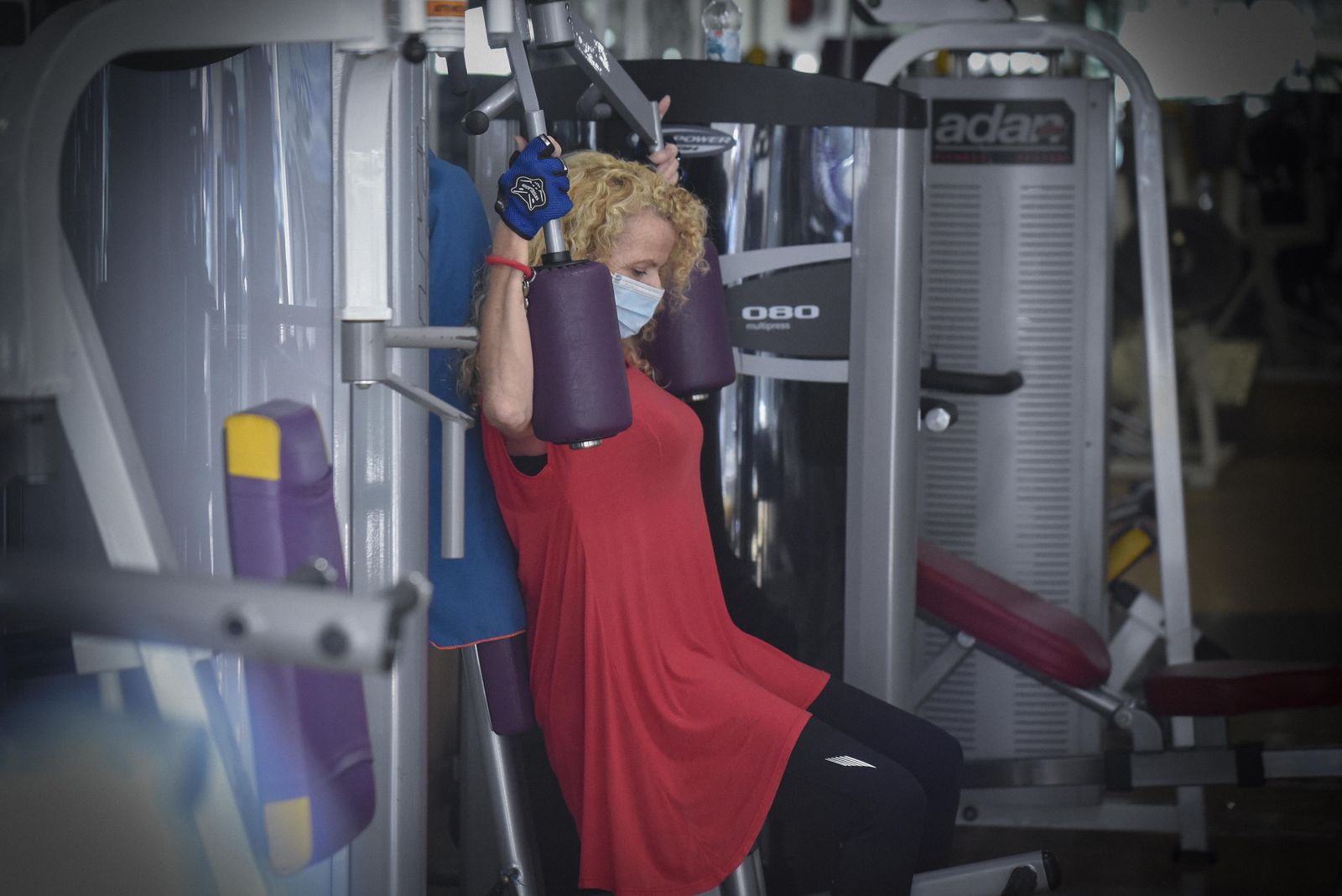 Una usuaria con mascarilla  en el gimnasio Sevilla Gym.