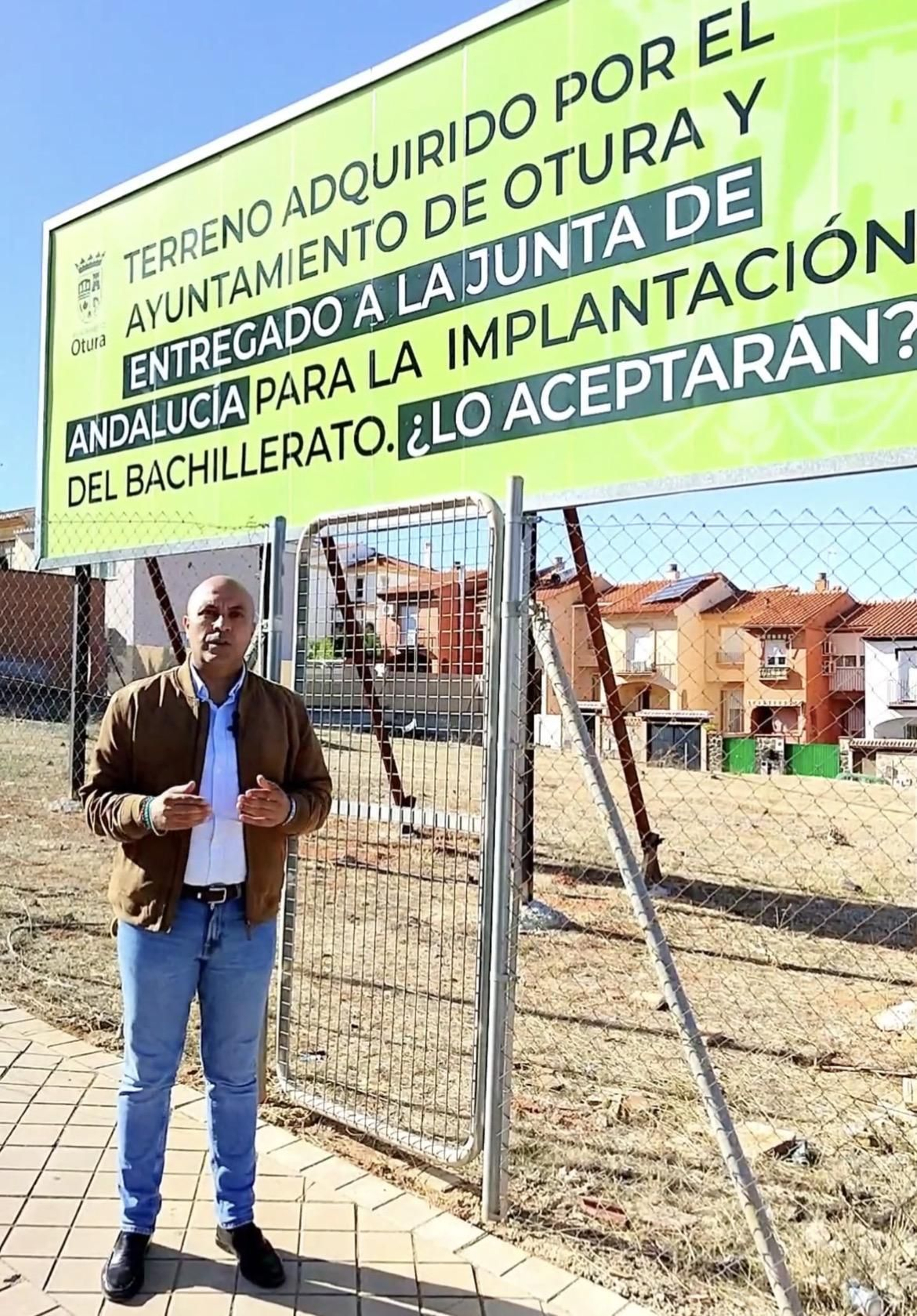 El alcalde de Otura junto al solar adquirido para la construcción del centro de Bachillerato
