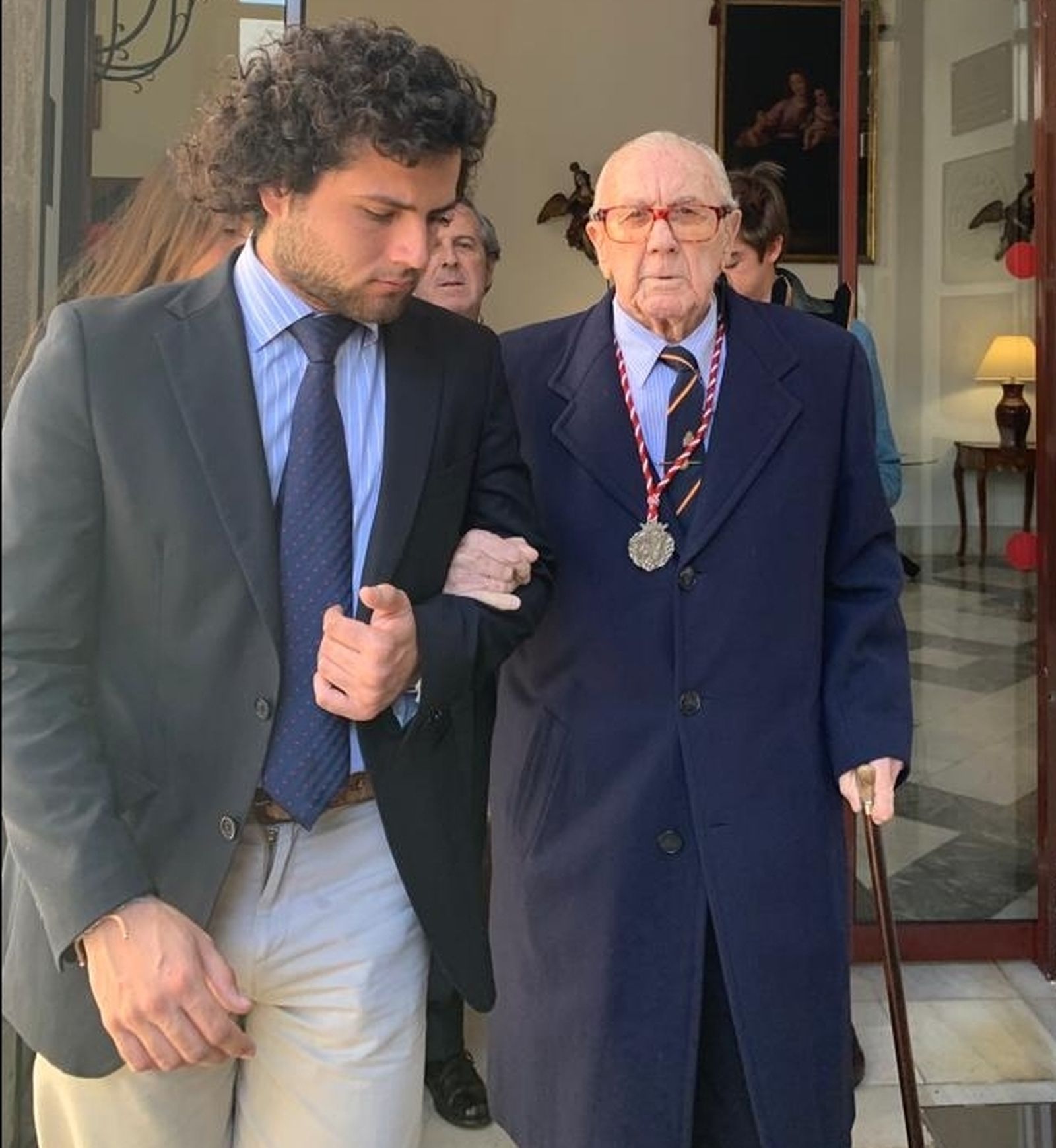 Alfonso Carreto Martín Arroyo junto a Curro, uno de sus nietos.