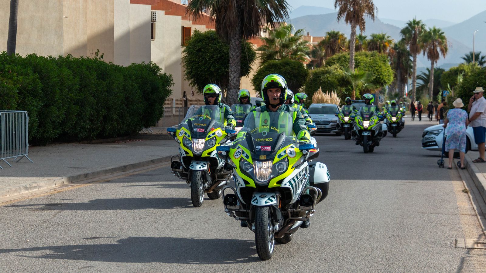 Algunos agentes llegando a la zona de salida