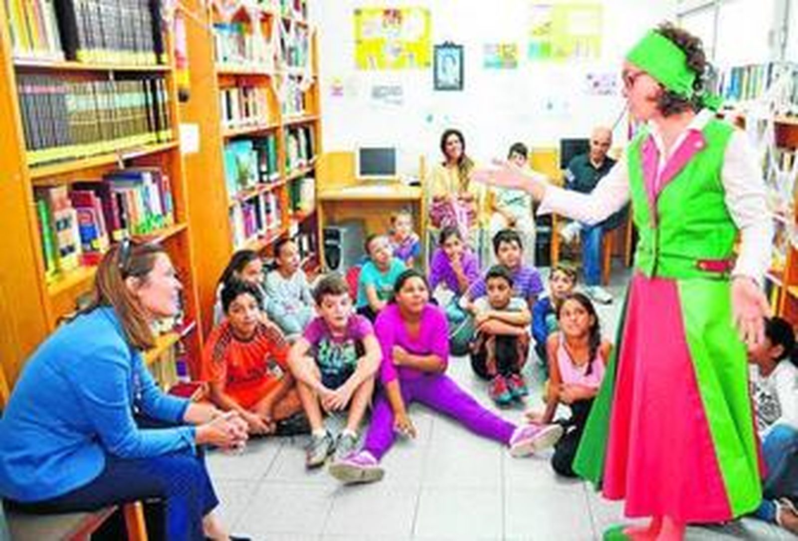 La concejala Ana Martínez Labella ayer durante su visita a la Biblioteca de La Chanca.