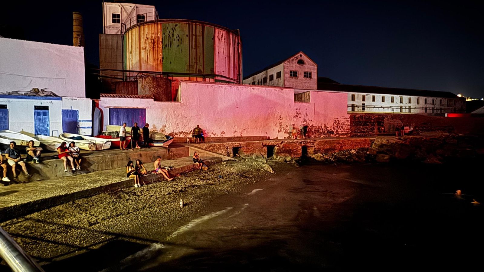 Algunos asistentes optaron por darse un baño en La Caleta para sobrellevar mejor el calor