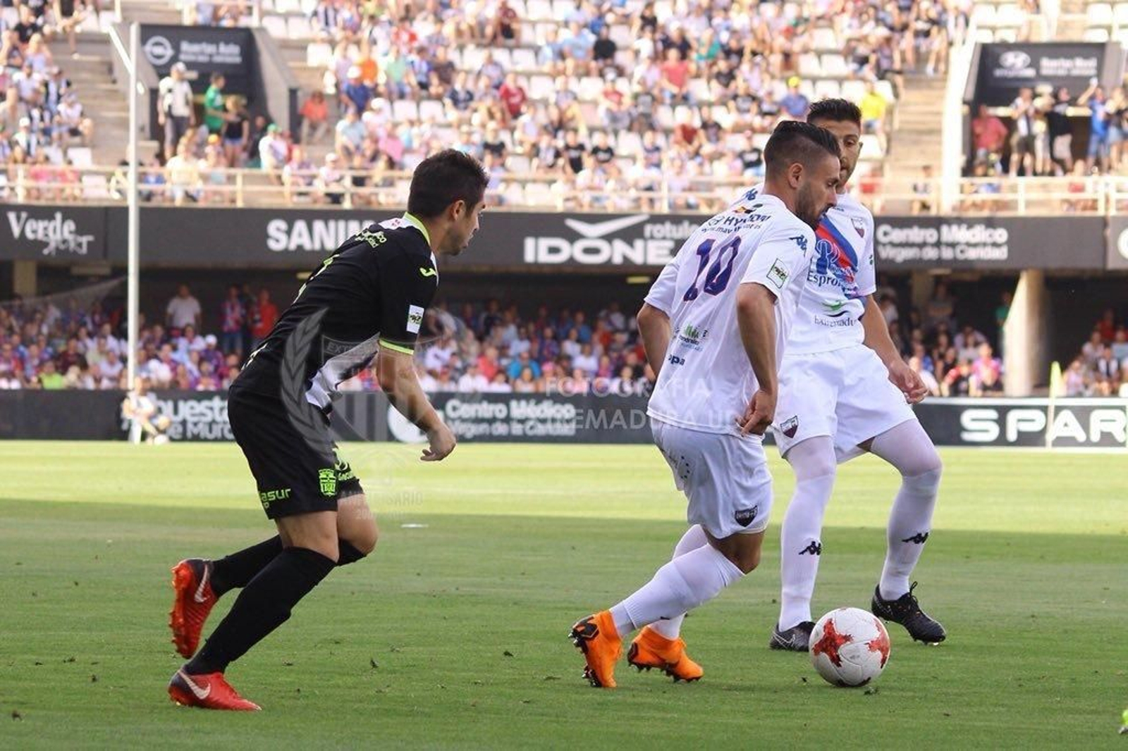 El exrecreativista Kike Márquez conduce el cuero ante un jugador del Cartagena en el partido de ayer.