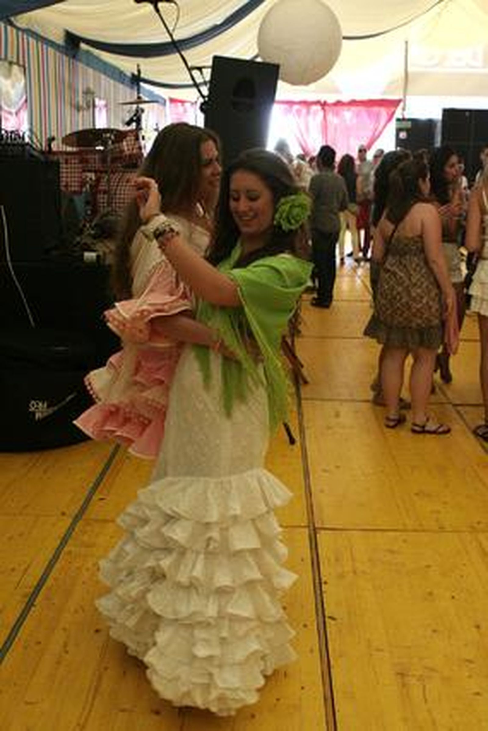 Dos jóvenes bailan sevillanas animadamente en una de las casetas.

Foto: Vanessa Perez