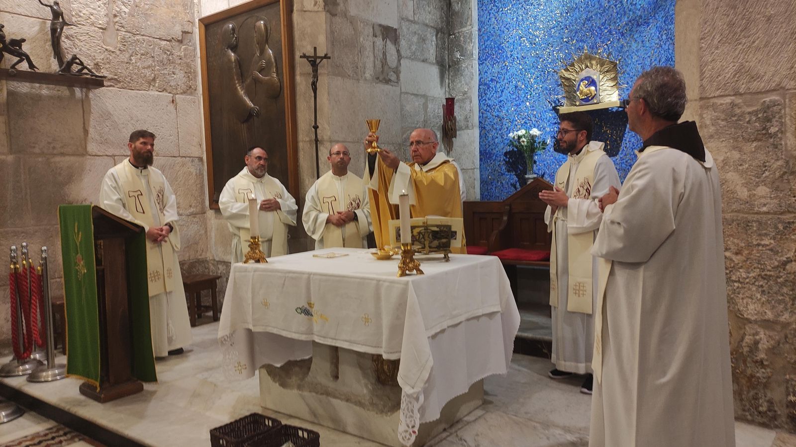El obispo emérito de HUelva José Vilaplana, preside la Eucaristía en la capilla de la Aparición de la basílica del Santo Sepulcro.