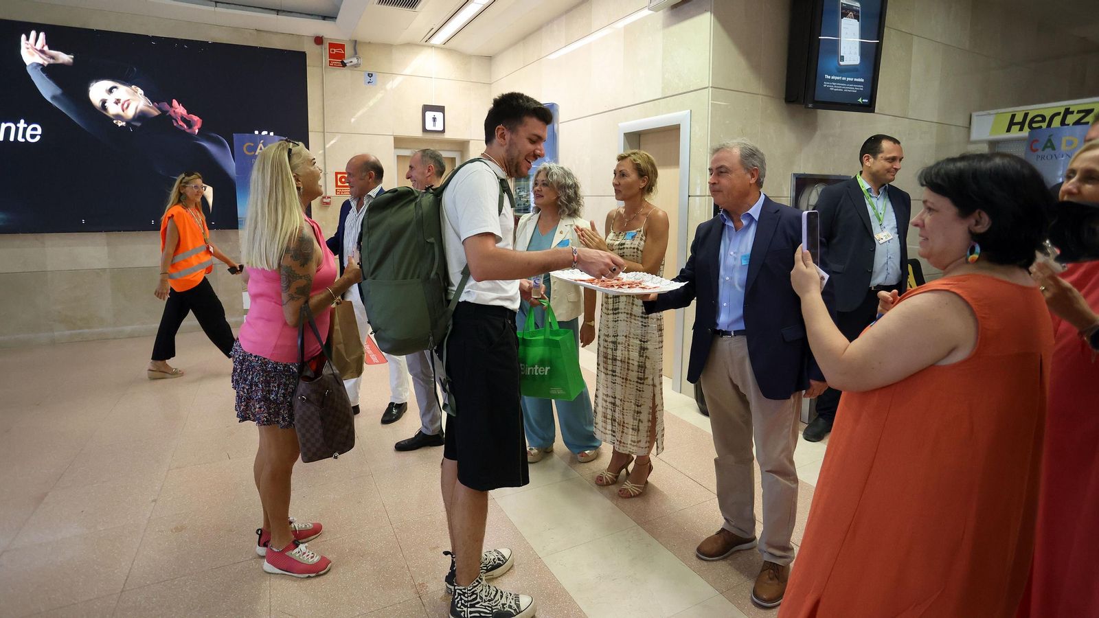 Representantes políticos y de Binter recibiendo a los pasajeros del vuelo procedente de Las Palmas de Gran Canaria.