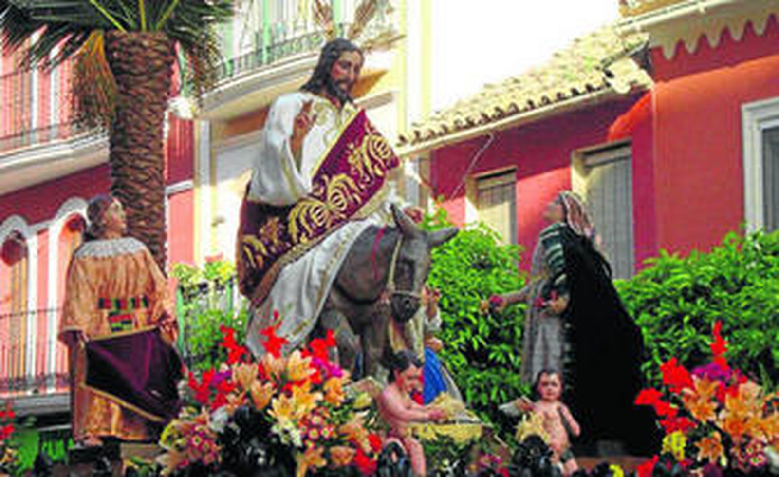 Imagen de la Borriquita por las calles de Puente Genil.