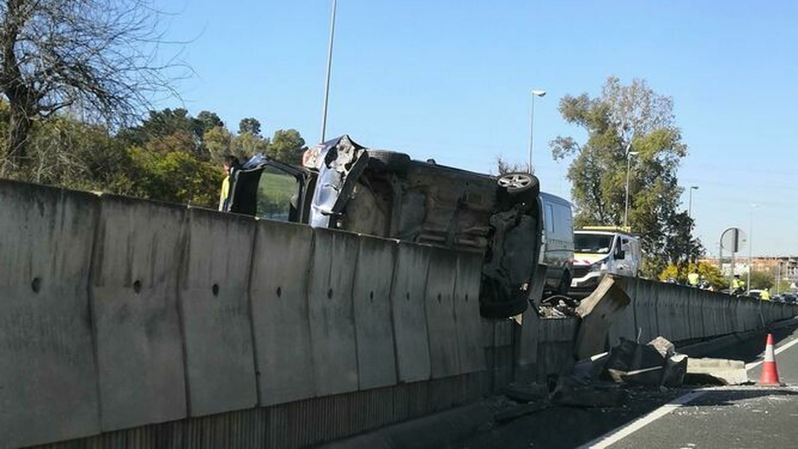 El coche, empotrado en la mediana de la A-49.