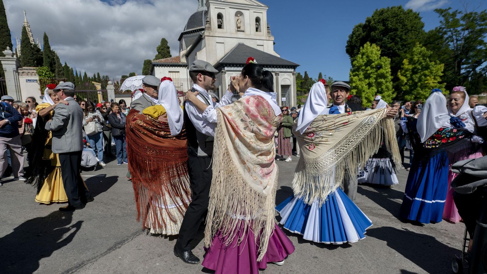 Un grupo de personas realiza un baile tradicional durante la celebración de la madrileña feria de San Isidro.