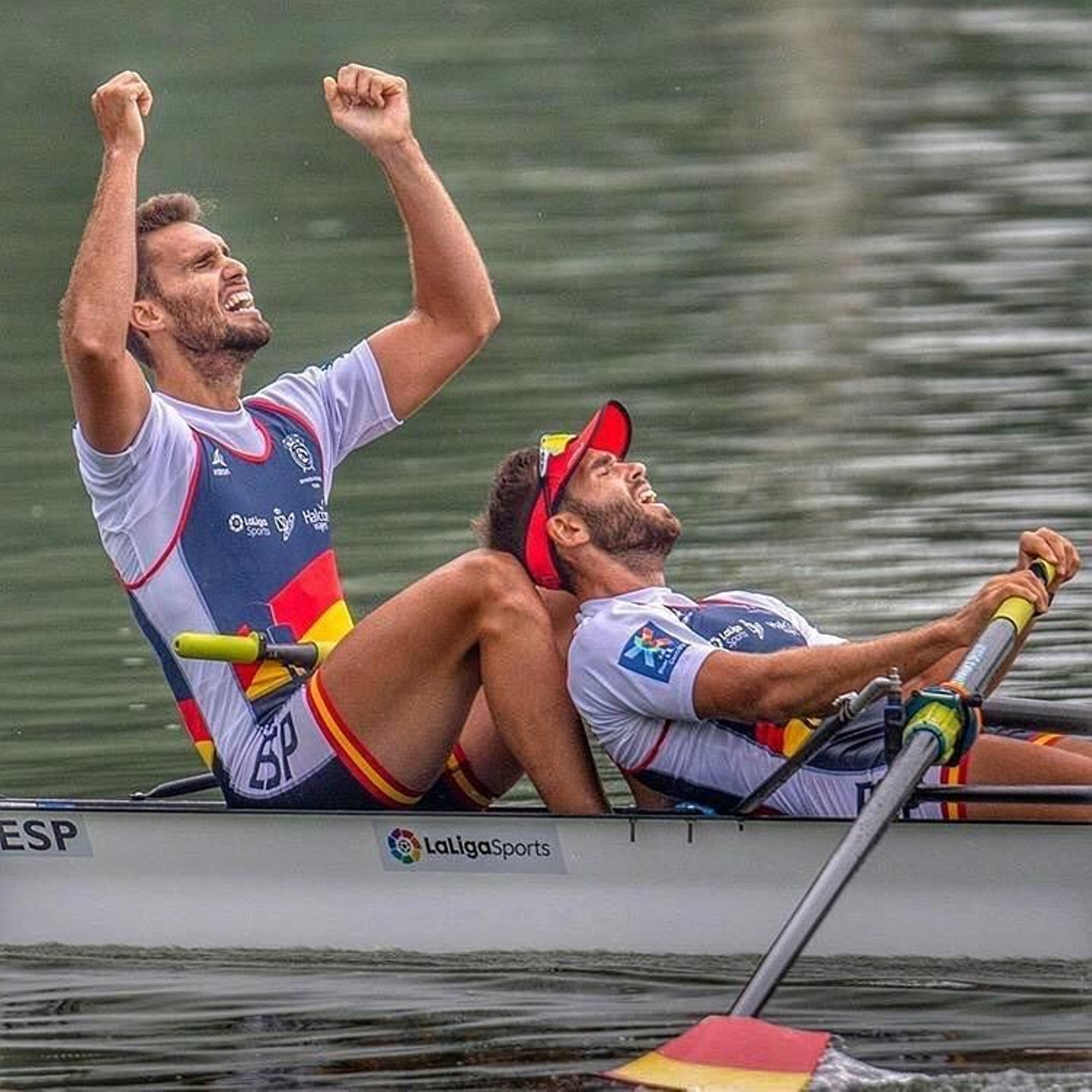 Jaime Canalejo celebra con los brazos en alto, junto a su compañero Javier García, un éxito remando con España.