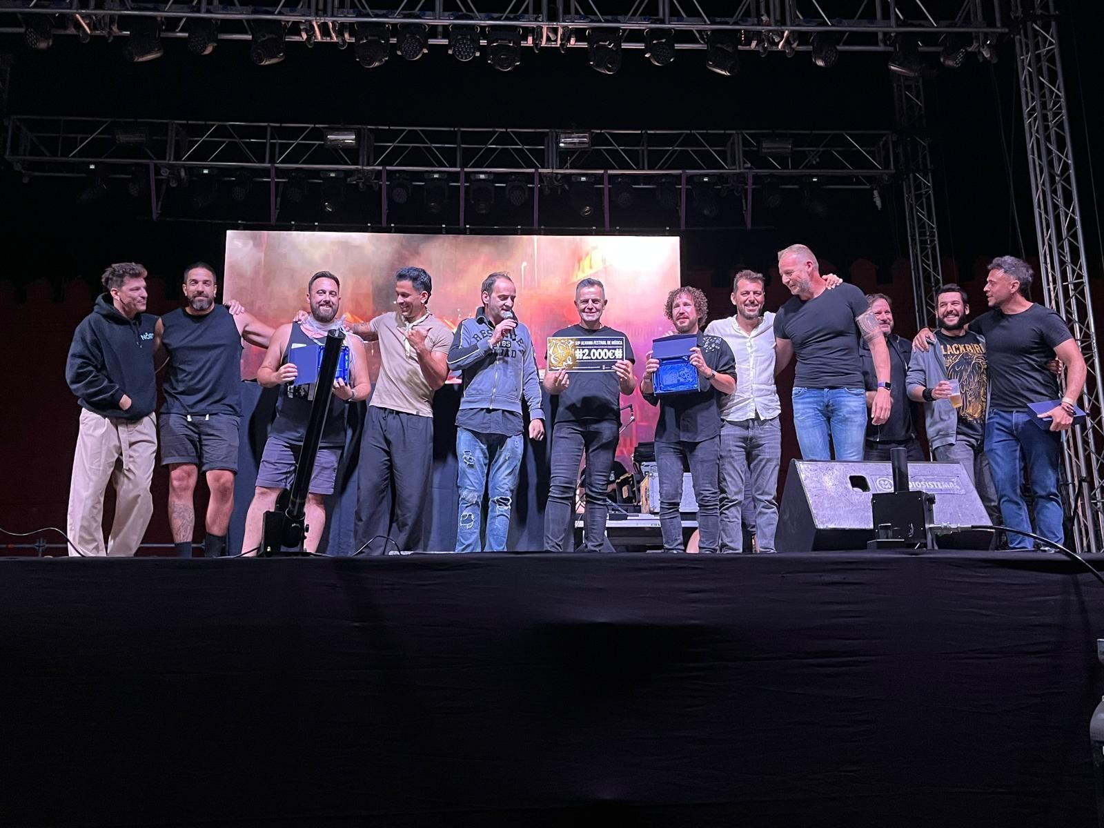 Siameses recogiendo el premio