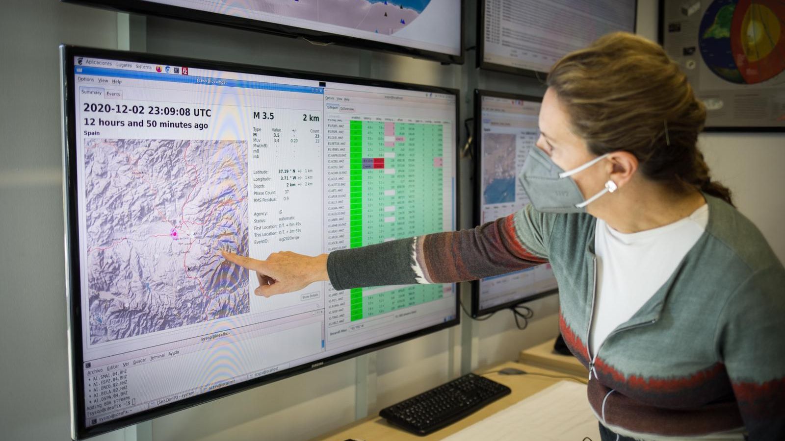 La investigadora señala el punto en el que se ubica el epicentro.