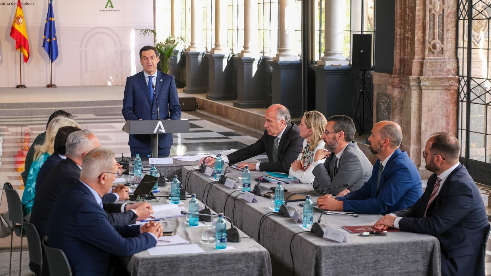 La reunión de Juanma Moreno con los alcaldes de la comarca.
