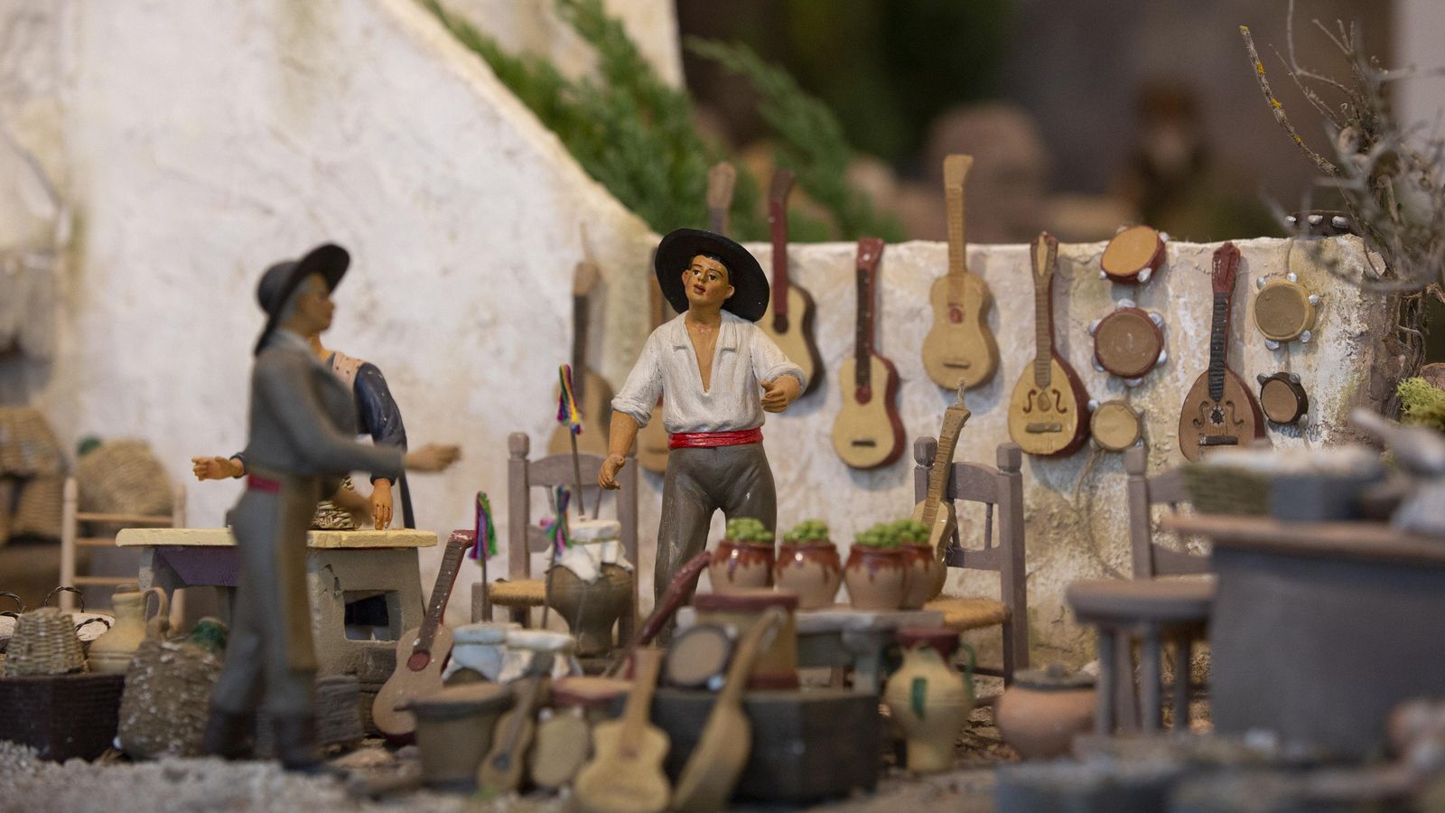 Guitarrero vendiendo los instrumentos en una de las escenas del belén de Diario de Sevilla.