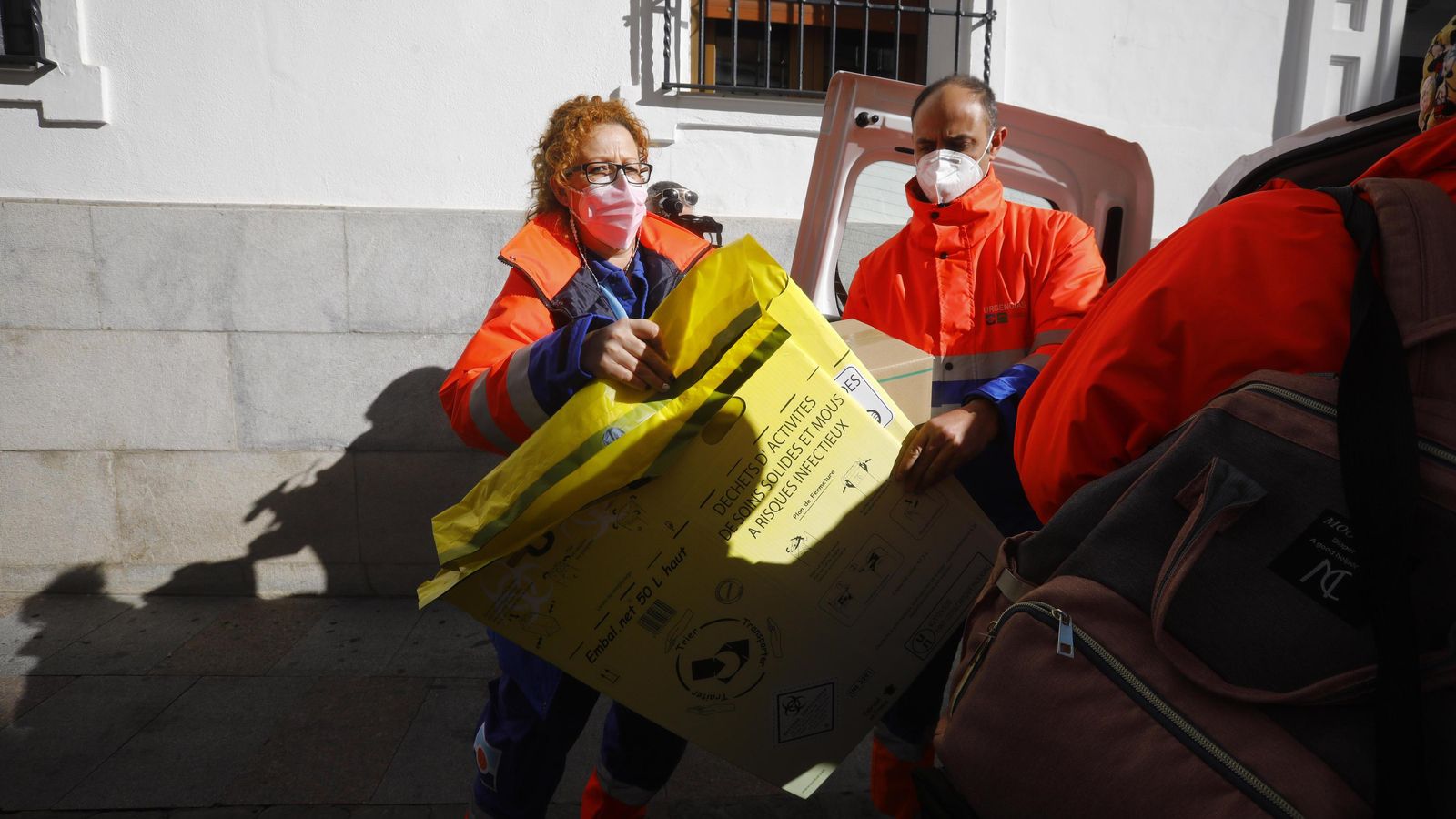 Llega a la calle Buen Pastor el equipo sanitario que pondrá las vacunas.