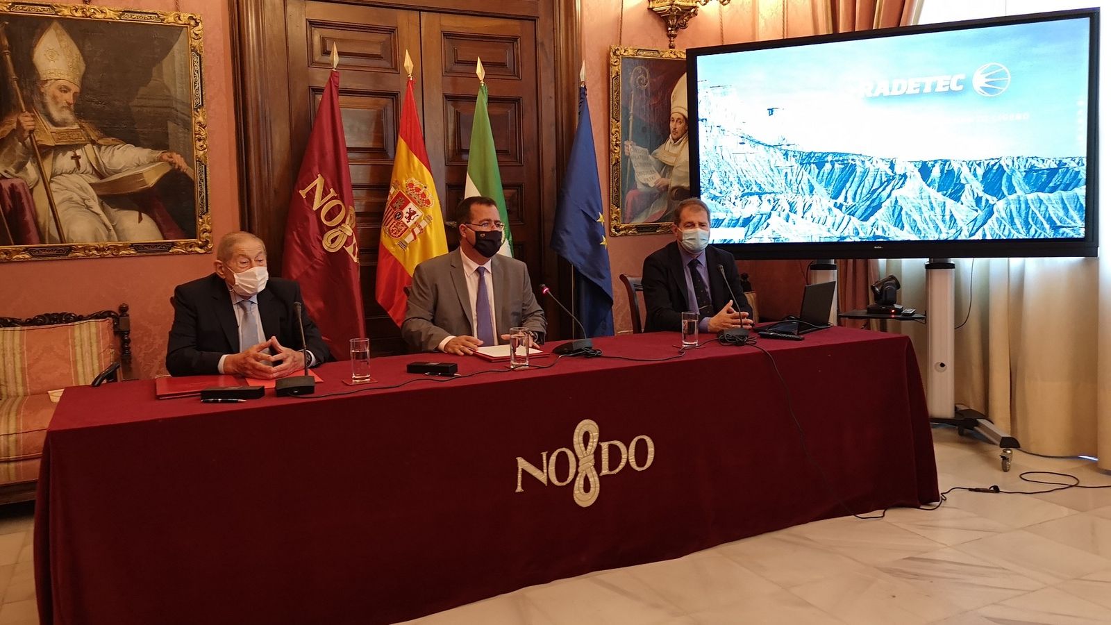 Un momento de la firma del convenio.