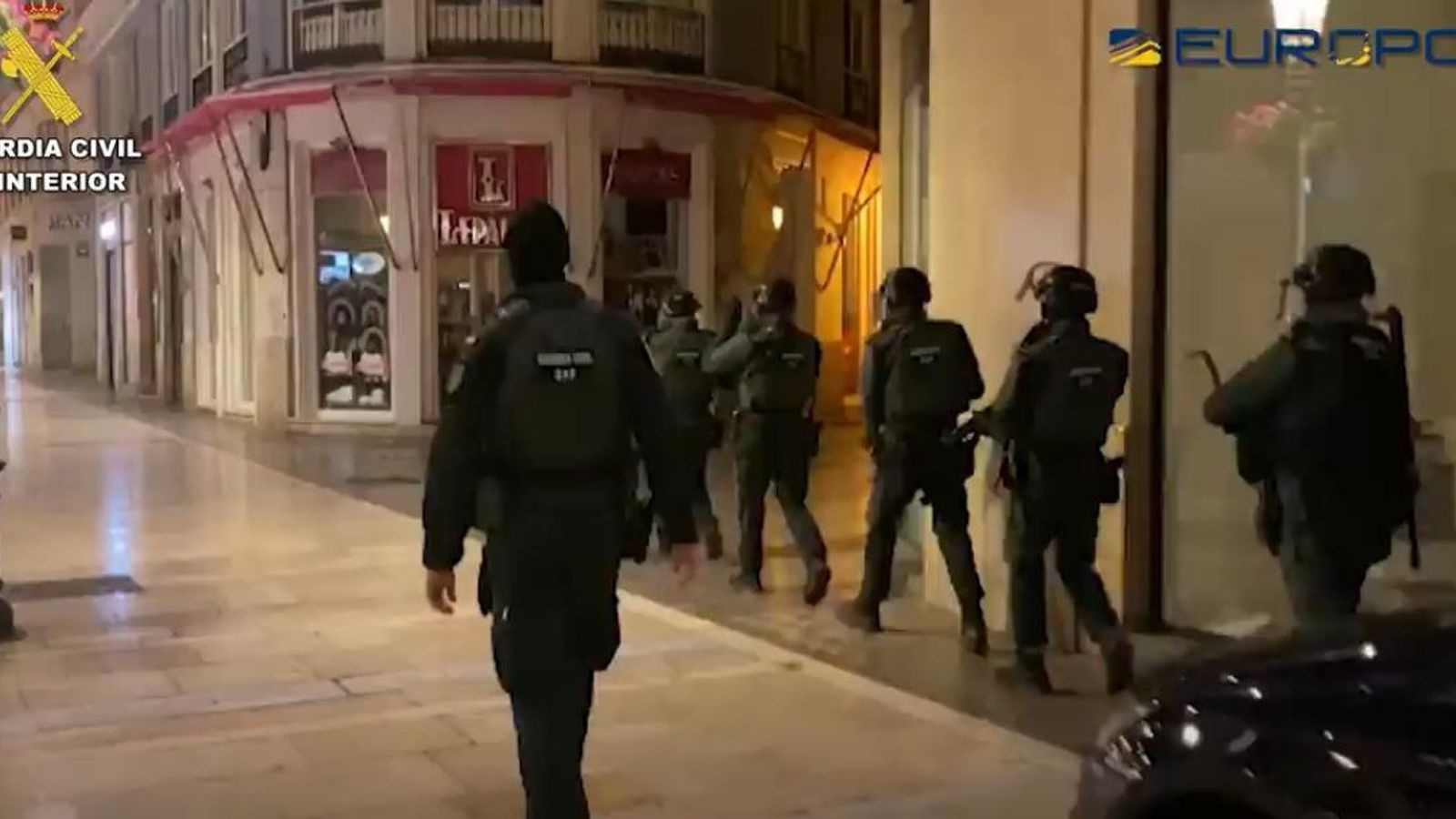 Guardias civiles durante la operación en calle Larios Guardias civiles durante la operación en calle Larios