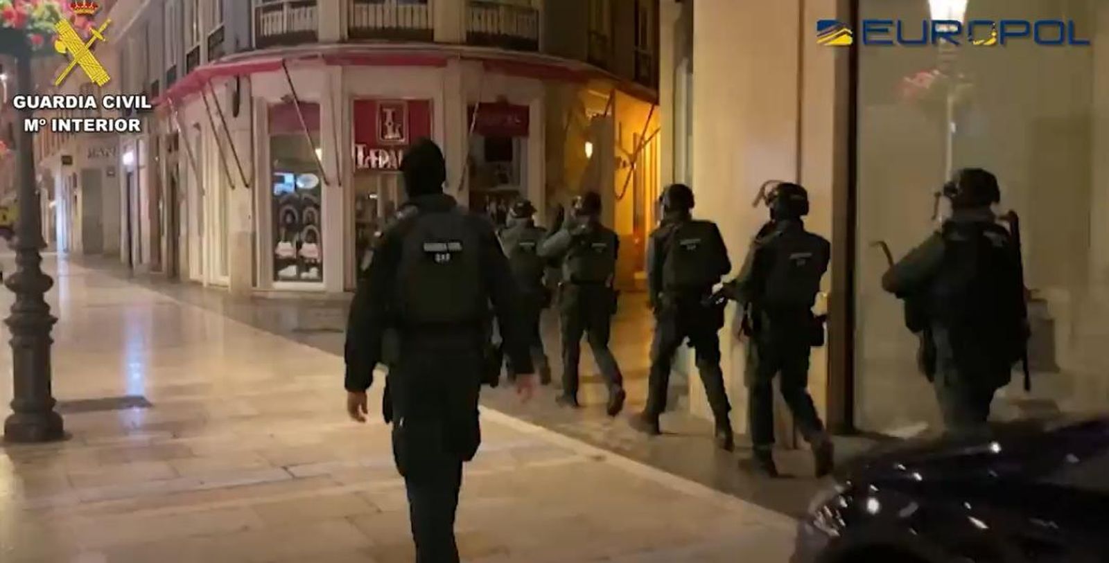 Guardias civiles durante la operación en calle Larios