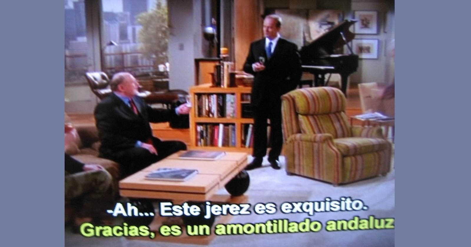 Frasier ofrece amontillado a un amigo en una escena de la serie.