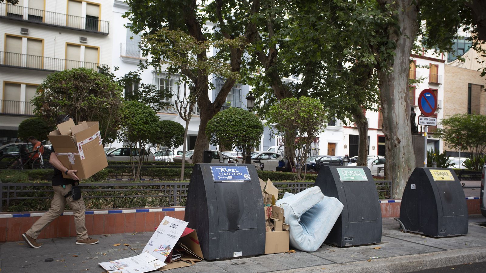 La suciedad acumulada en torno a los contenedores, entre un colchón de los indigentes.