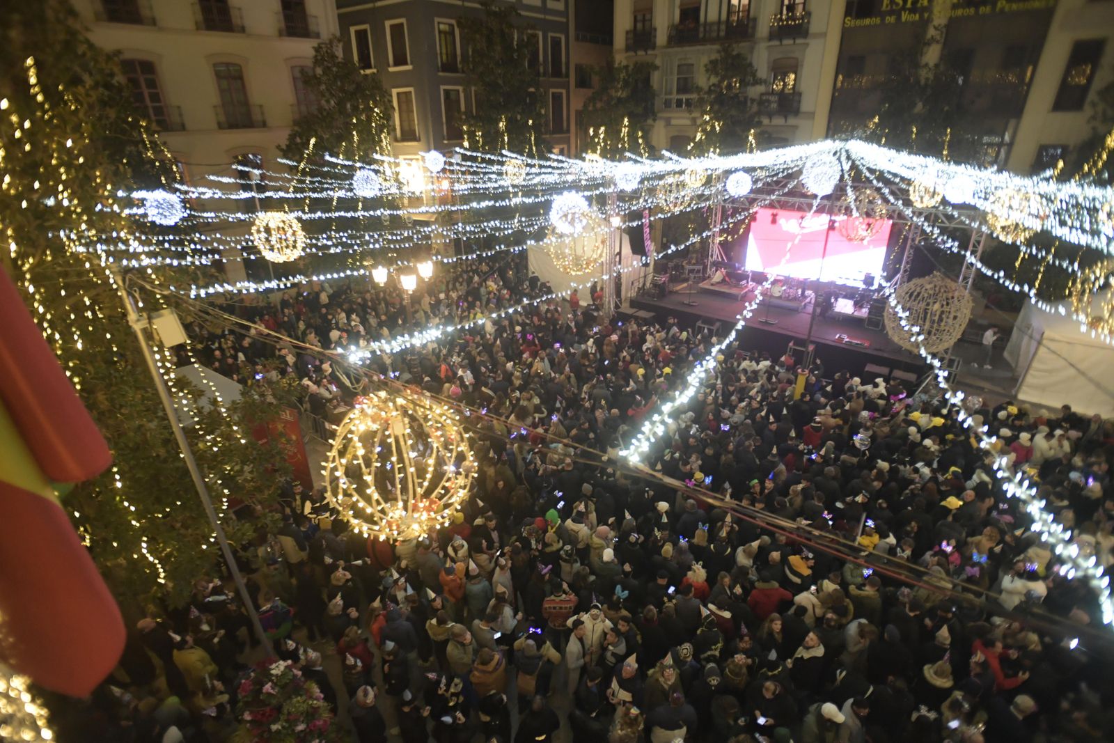 Granada da la bienvenida a 2023 en la Plaza del Carmen