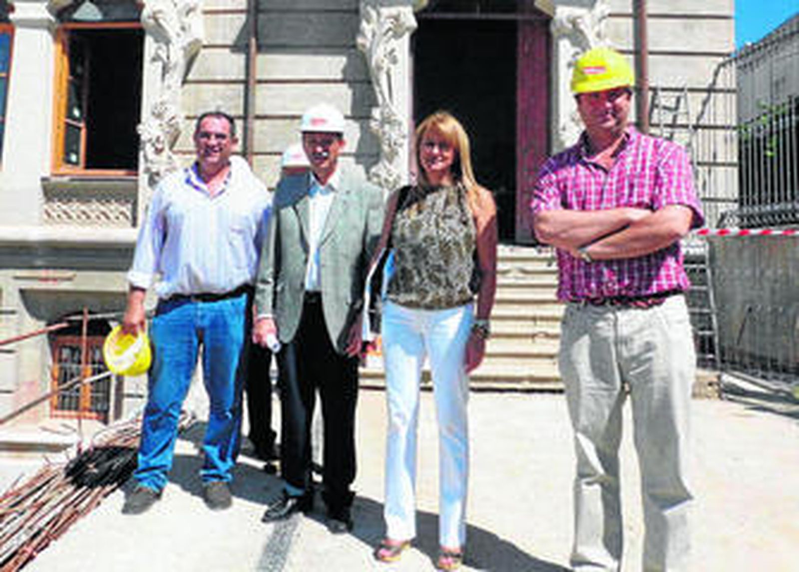 Isabel Cabezas, en el centro, después de visitar las obras de rehabilitación.