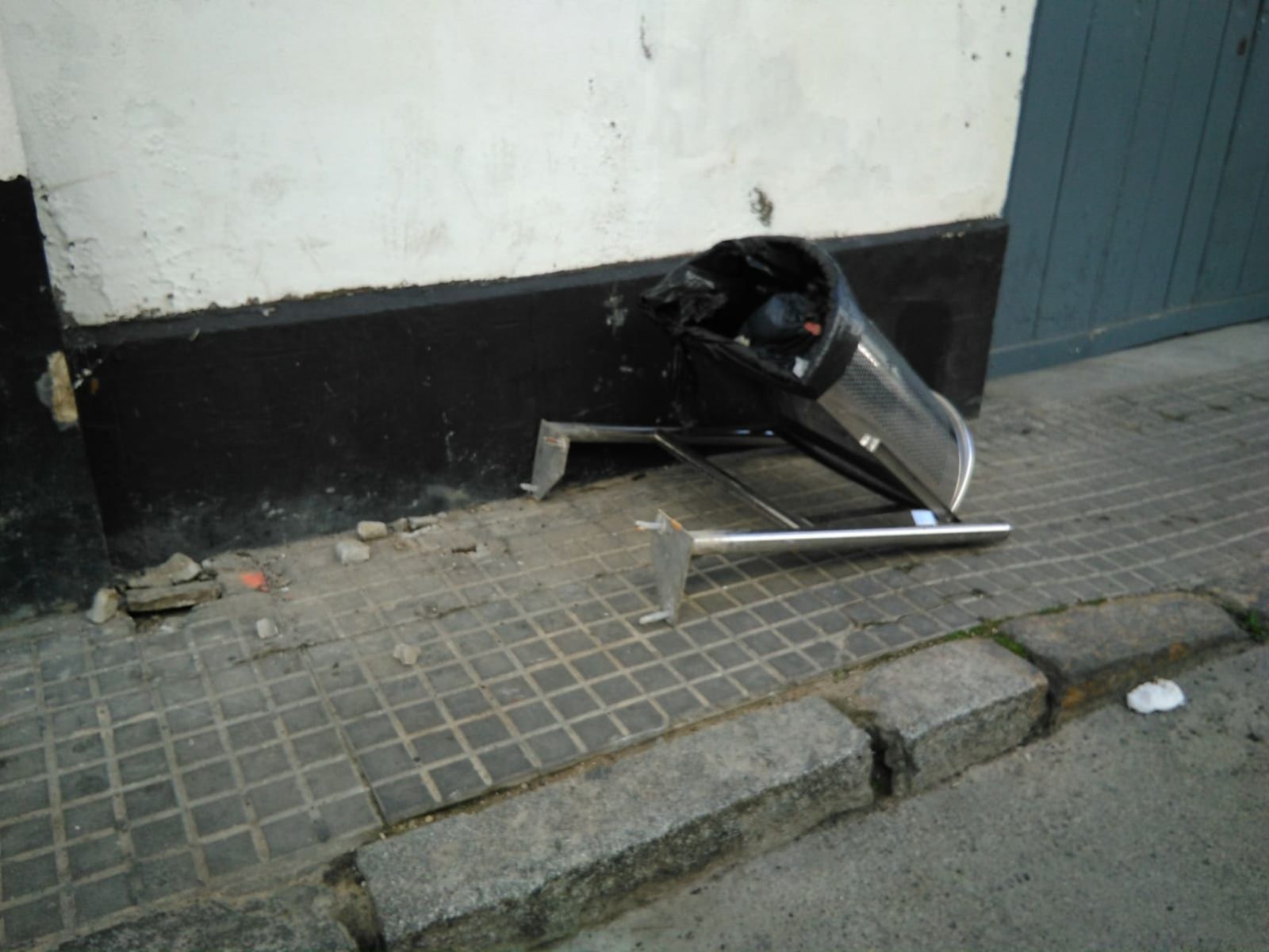 Uno de los desperfectos registrados días atrás en el centro de la localidad.