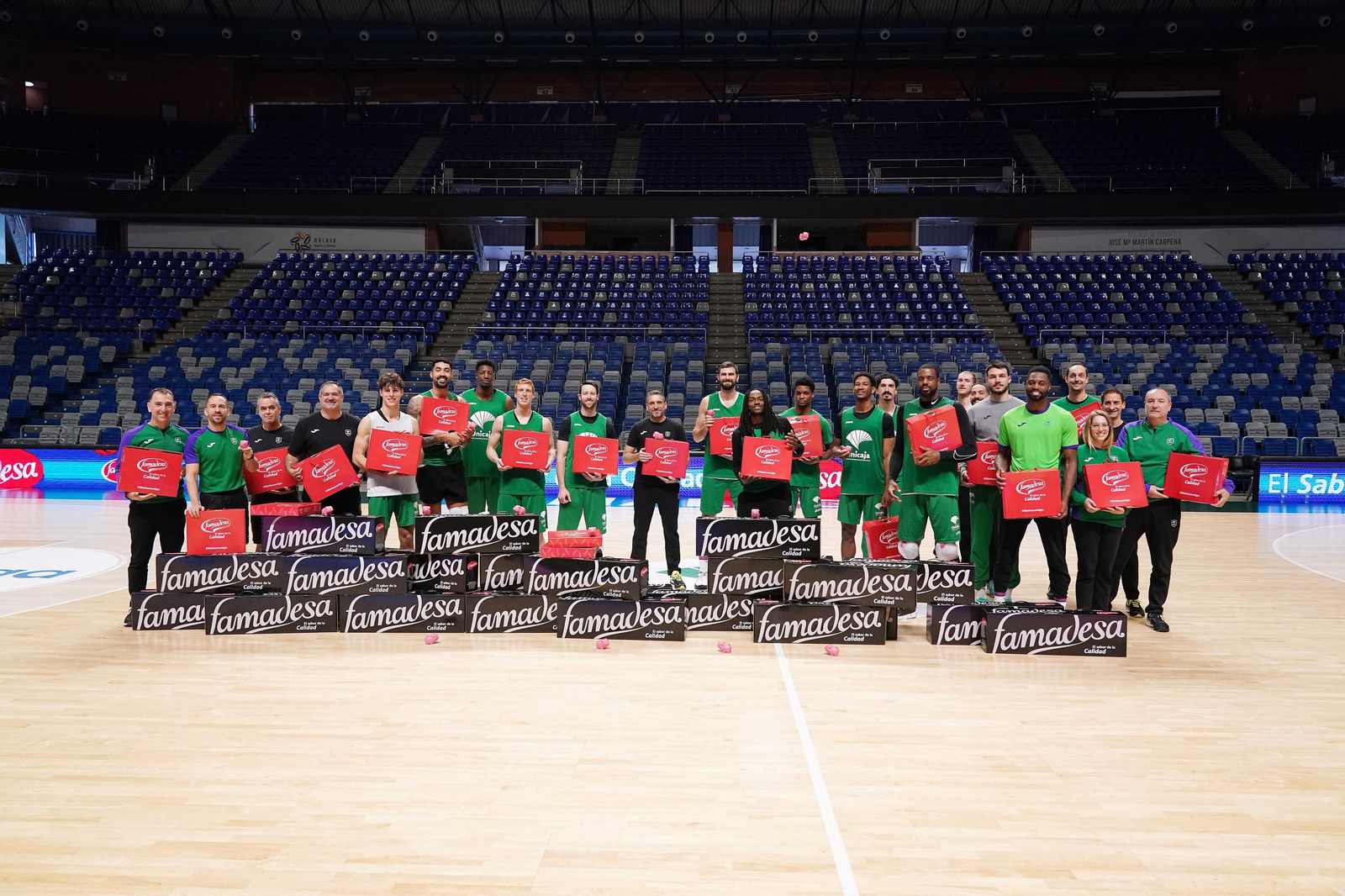 El Unicaja se gana jamones por Navidad