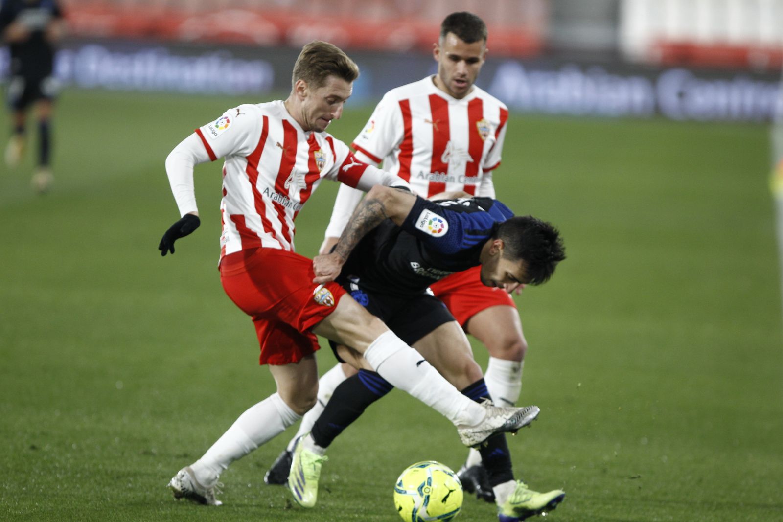 El entonces rojiblanco Balliu trata de arrebatarle el balón a un rival durante un partido de la anterior etapa en Segunda División.