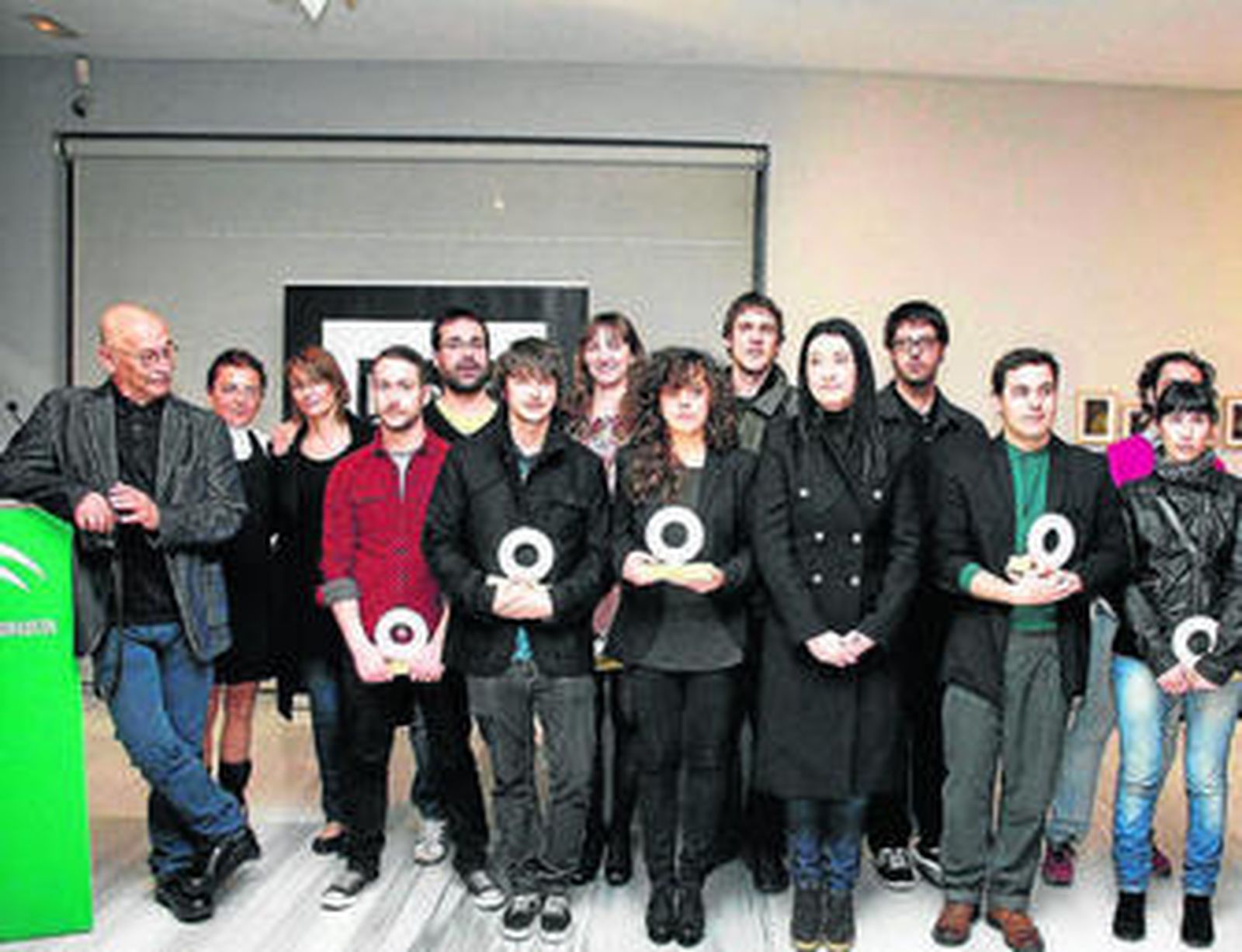 Anabel Mateos con los ganadores y finalistas así como el jurado del Certamen.