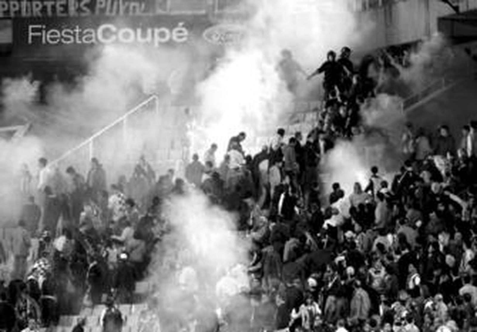 Las bengalas cayeron por doquier a la grada perica en Montjuic.
