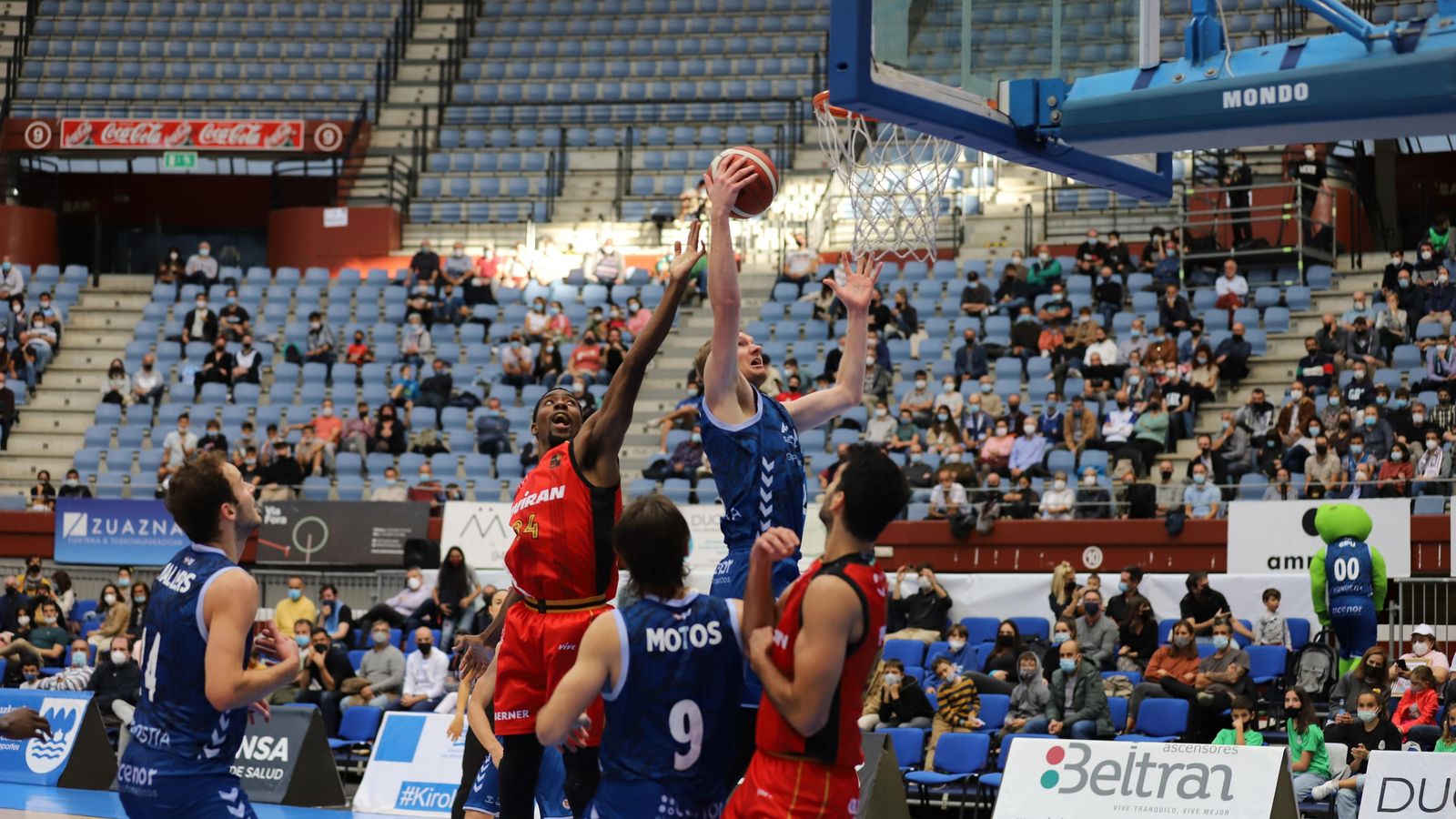 James Ellisor trata de taponar a un jugador de Gipuzkoa.
