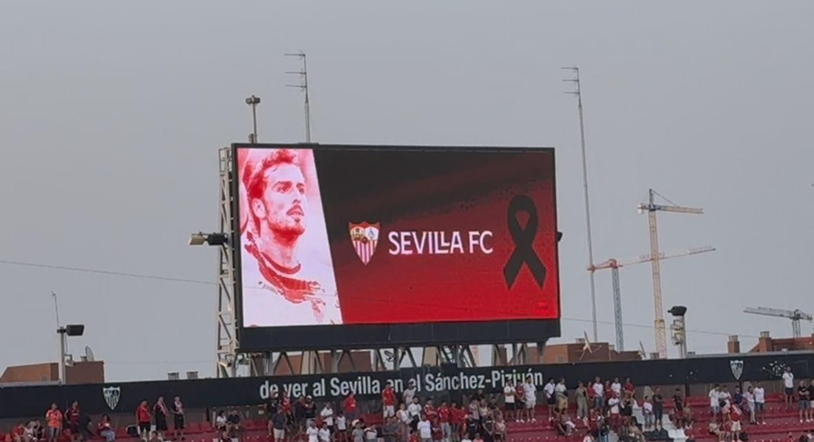 El marcador del Ramón Sánchez-Pizjuán durante el minuto de silencio en memoria de Antonio Puerta